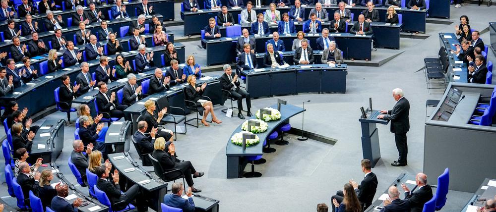 Bundespräsident Frank-Walter Steinmeier nimmt mit Ausnahme der AfD-Fraktion nach seiner Rede in der Gedenkstunde zum 80. Jahrestag des Endes des Zweiten Weltkriegs im Bundestag den Applaus der Bundestagsabgeordneten entgegen.