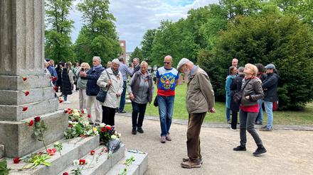 Teilnehmer der Gedenkveranstaltung tragen russische Kriegssymbole
