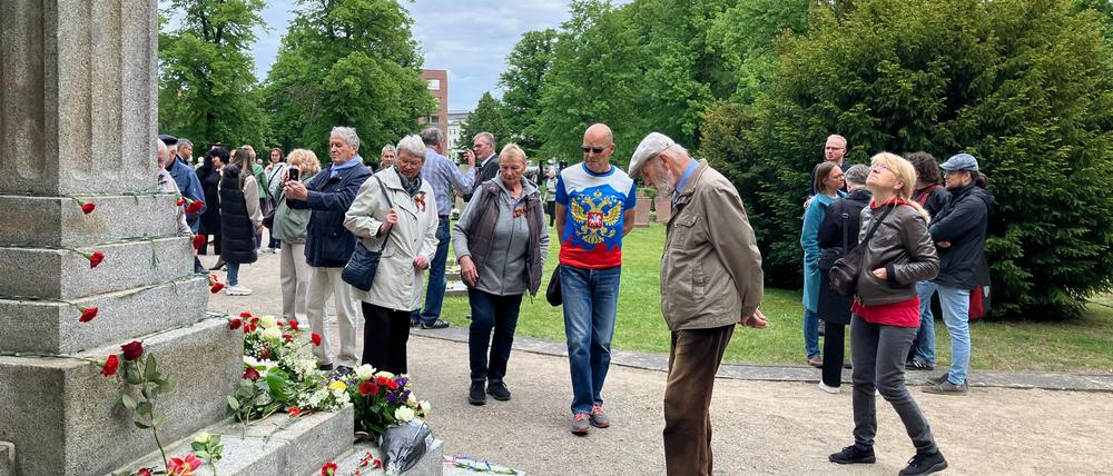 Teilnehmer der Gedenkveranstaltung tragen russische Kriegssymbole