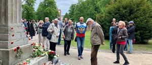 Teilnehmer der Gedenkveranstaltung tragen russische Kriegssymbole