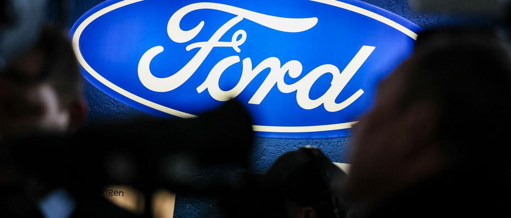 Das Ford-Logo im strahlenden Blau. Die Gegenwart sieht düster aus bei Ford Deutschland.
