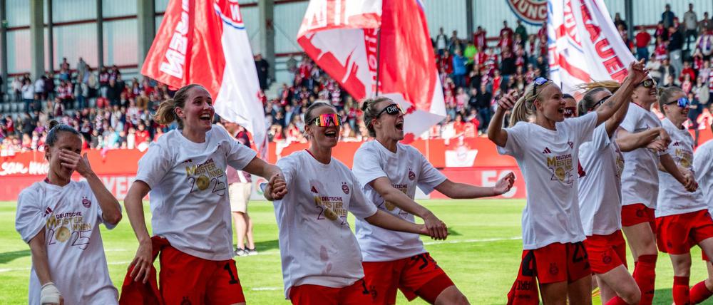 Meisterinnen sind die Münchnerinnen schon - nun gibt es auch die Schale.