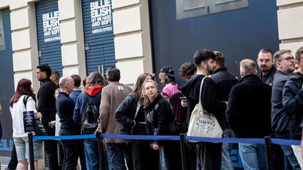 Fans von Billie Eilish kurz vor ihrem Treffen mit ihrem Idol.