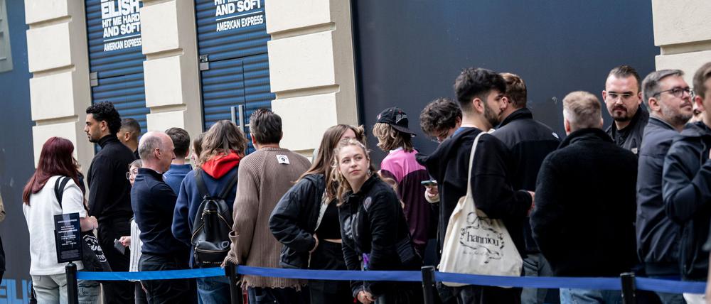 Fans von Billie Eilish kurz vor ihrem Treffen mit ihrem Idol.
