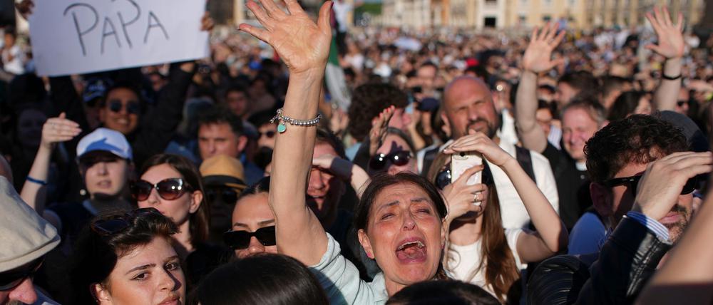 Die Menschenmenge bejubelt den neuen Papst.