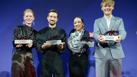 Die Preisträger Dana Herfurth (l-r), Bernhard Wenger, Tua El-Fawwal und Enzo Brumm.