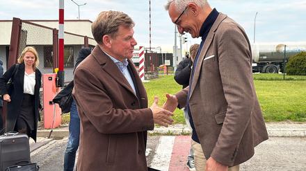 Der neue Außenminister Wadephul (l.) wurde an der Grenze vom deutschen Botschafter in der Ukraine, Martin Jäger, begrüßt.