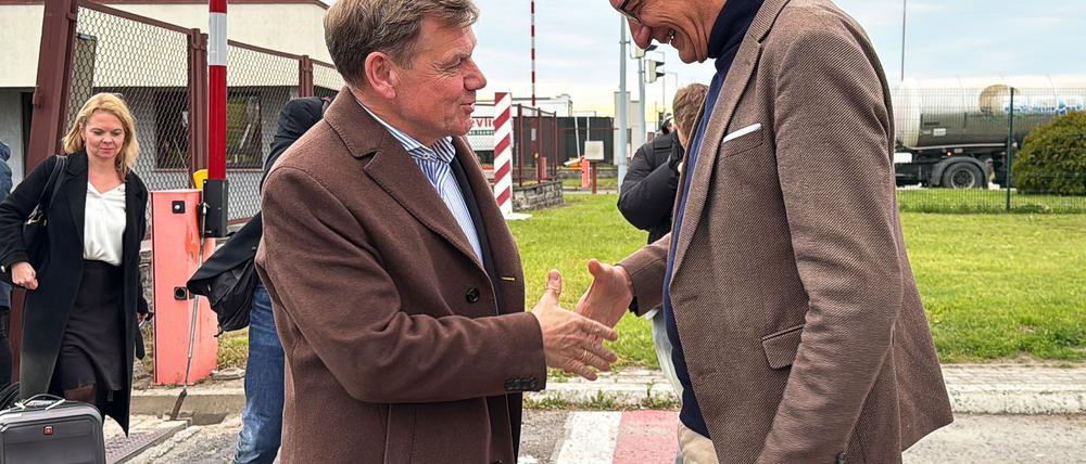 Der neue Außenminister Wadephul (l.) wurde an der Grenze vom deutschen Botschafter in der Ukraine, Martin Jäger, begrüßt.