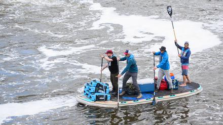 Für einen guten Zweck wollen vier Männer auf einem Board die Weser von Hann. Münden im Landkreis Göttingen bis nach Bremerhaven paddeln. 
