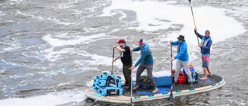 Für einen guten Zweck wollen vier Männer auf einem Board die Weser von Hann. Münden im Landkreis Göttingen bis nach Bremerhaven paddeln.