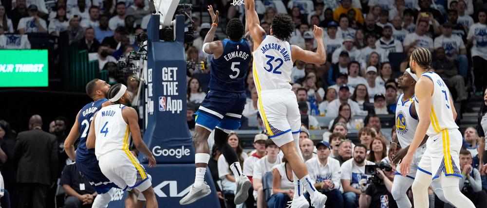 Edwards verletzte sich zwar ebenfalls, konnte im Gegensatz zu Curry aber aufs Spielfeld zurückkehren.