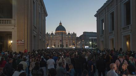 Menschen auf dem Platz vor dem Petersdom.