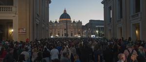 Menschen auf dem Platz vor dem Petersdom.