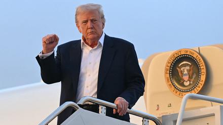 Donald Trump zeigt sich vor dem Einsteigen in die Präsidentenmaschine. 
