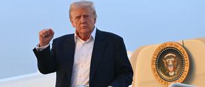 Donald Trump zeigt sich vor dem Einsteigen in die Präsidentenmaschine. 