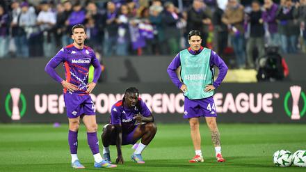 Robin Gosens (li.) und seine Teamkollegen nach der Niederlage in der Verlängerung gegen Betis.