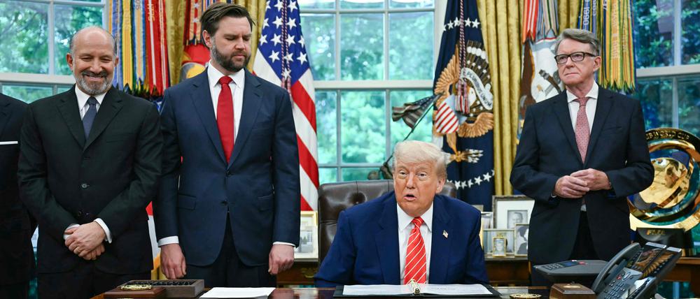 US-Präsident Donald Trump macht eine Handelsankündigung, während US-Handelsminister Howard Lutnick (L), US-Vizepräsident JD Vance (2L) und der britische Botschafter in den Vereinigten Staaten, Peter Mandelson (R), im Oval Office des Weißen Hauses in Washington, DC, am 8. Mai 2025 zusehen.