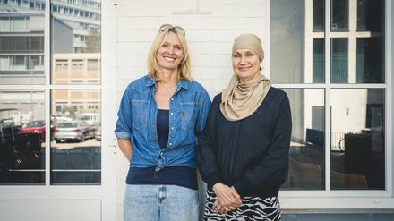 Heike Krone und Beate Wagner (l.) im Gespräch zu ihren Kindern, die Basketballprofis sind.