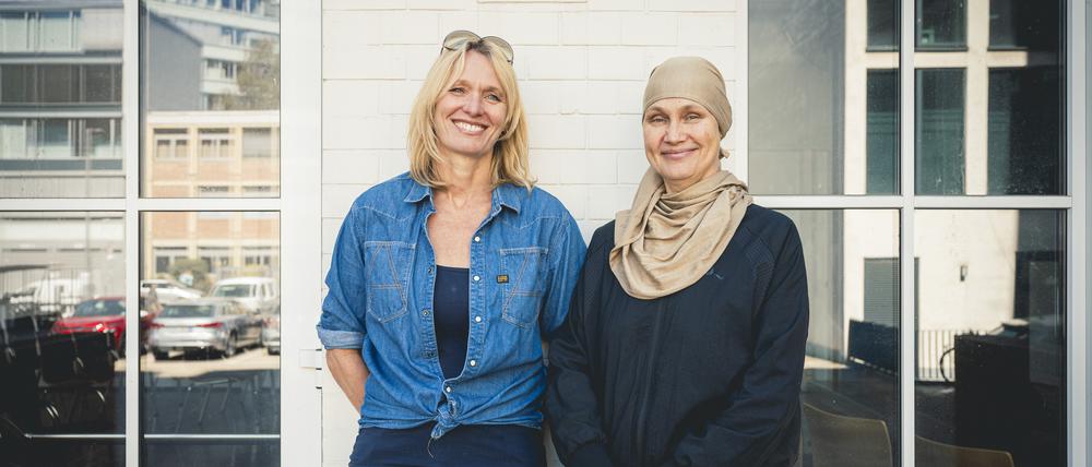 Heike Krone und Beate Wagner (l.) im Gespräch zu ihren Kindern, die Basketballprofis sind.