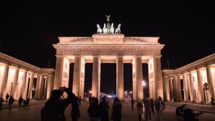 Das Brandenburger Tor soll am Abend in ungewohnten Farben zu sehen sein. (Archivbild)