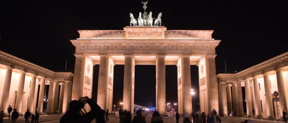 Das Brandenburger Tor soll am Abend in ungewohnten Farben zu sehen sein. (Archivbild)