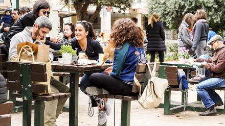 An vielen Tagen findet man kaum einen Sitzplatz an den Café-Häuschen auf Tel Avivs Boulevards.