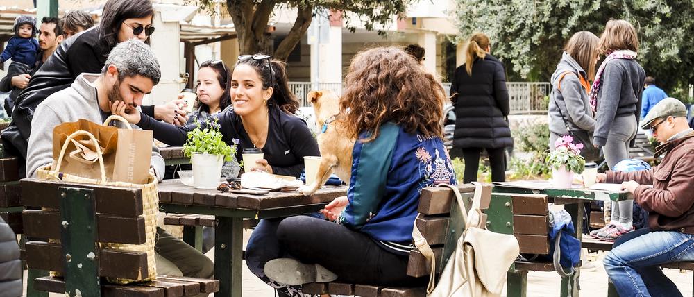 An vielen Tagen findet man kaum einen Sitzplatz an den Café-Häuschen auf Tel Avivs Boulevards.
