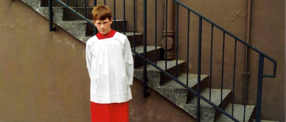 In seiner Jugend spielte die Kirche eine große Rolle: Kevin P. Hoffmann als Messdiener an der Treppe der Kirche St. Antonius in Hamburg-Winterhude.