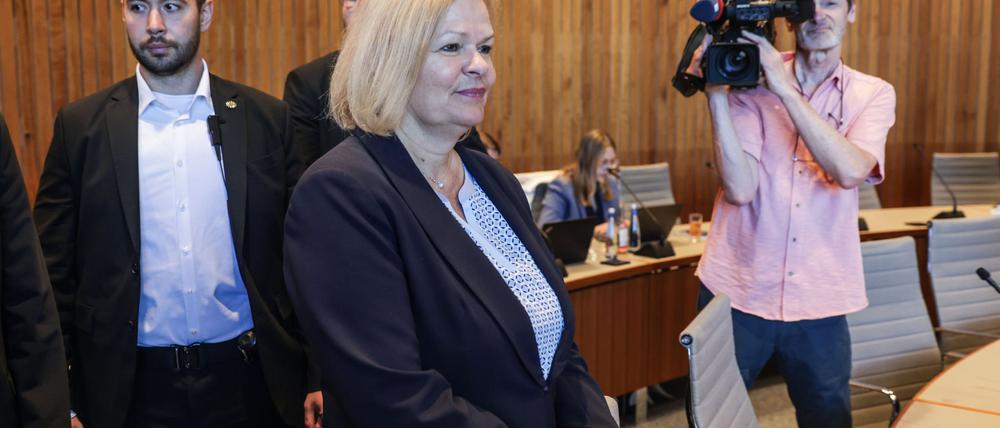 Die ehemalige Bundesinnenministerin Nancy Faeser (SPD) steht im Untersuchungsausschuss des nordrhein-westfälischen Landtags zum Terror-Anschlag von Solingen Rede und Antwort.