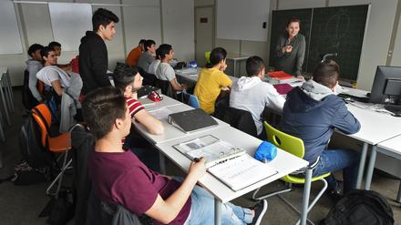 Lehrerin Velga Kiesling unterrichtet an der Kreis-Berufsschule in Biberach an der Riß (Baden-Württemberg) eine Klasse mit minderjährigen Flüchtlingen (Symbolbild).