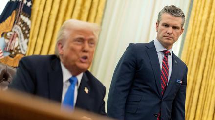 US-Verteidigungsminister Pete Hegseth (r.) mit Präsident Donald Trump im Oval Office
