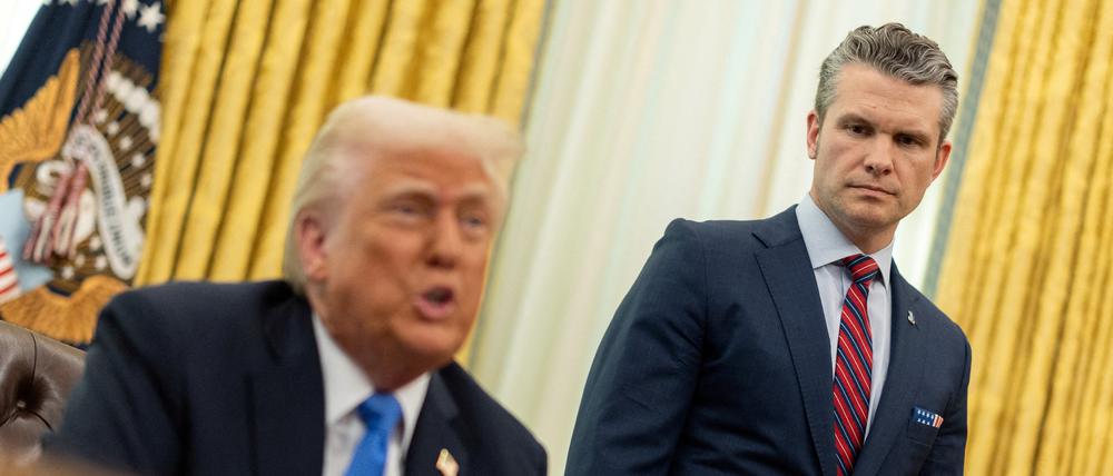 US-Verteidigungsminister Pete Hegseth (r.) mit Präsident Donald Trump im Oval Office