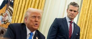 US-Verteidigungsminister Pete Hegseth (r.) mit Präsident Donald Trump im Oval Office