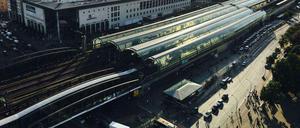 Der Bahnhof Spandau, gesehen vom Rathausturm. Rechts davon: die Seegefelder Straße.