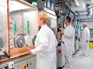 Die Produktionsanlage von Eckert & Ziegler zur Herstellung von schwach radioaktiven Implantaten bei Prostatakrebs.