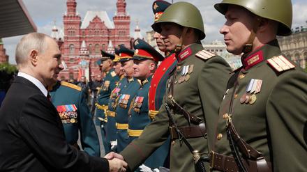 Der russische Präsident Wladimir Putin begrüßt die Teilnehmer einer Militärparade am 80. Jahrestag des Sieges über Nazi-Deutschland im Zweiten Weltkrieg, auf dem Roten Platz im Zentrum von Moskau, Russland, 9. Mai 2025.