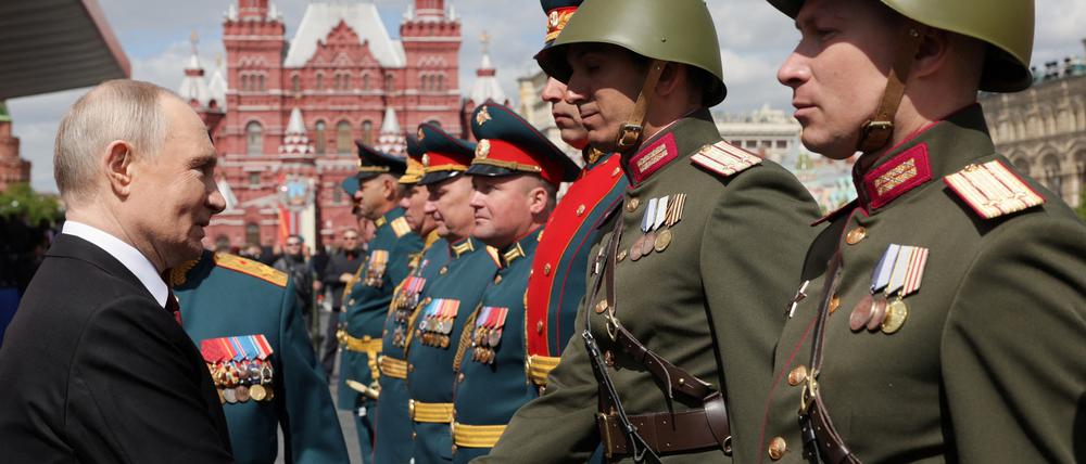 Der russische Präsident Wladimir Putin begrüßt die Teilnehmer einer Militärparade am 80. Jahrestag des Sieges über Nazi-Deutschland im Zweiten Weltkrieg, auf dem Roten Platz im Zentrum von Moskau, Russland, 9. Mai 2025.