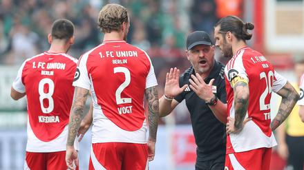 Steffen Baumgart im Gespräch mit Kapitän Christopher Trimmel.