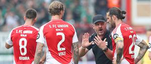 Steffen Baumgart im Gespräch mit Kapitän Christopher Trimmel.