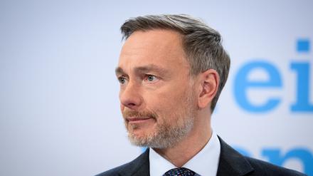 Auf dem Bild ist Christian Lindner zu sehen, der zur Seite schaut (Archivbild).