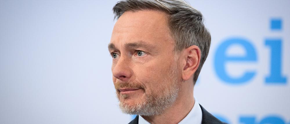 Auf dem Bild ist Christian Lindner zu sehen, der zur Seite schaut (Archivbild).