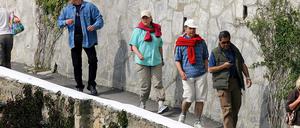 Ex-Bundeskanzlerin Angela Merkel (3.v.l) und Ehemann Joachim Sauer (4.v.r) machen häufig Urlaub auf Ischia.