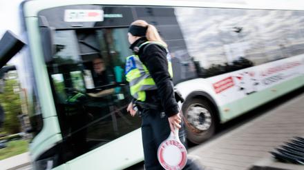 Stündlich fährt der Bus von Słubice nach Frankfurt, auch er wird von Grenzbeamten kontrolliert.