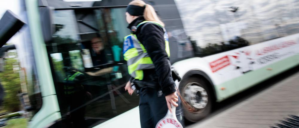 Stündlich fährt der Bus von Słubice nach Frankfurt, auch er wird von Grenzbeamten kontrolliert.