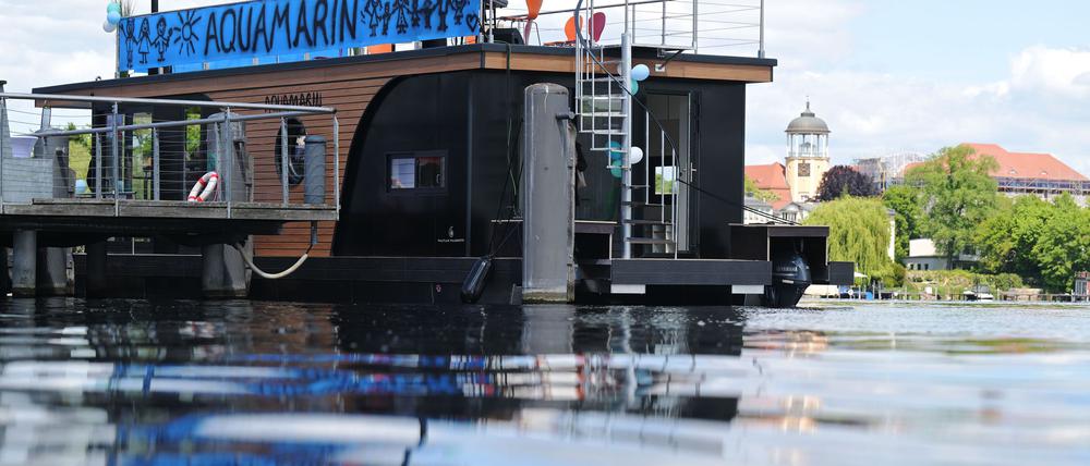 In Potsdam legt ab kommender Woche ein Hausboot für die psychische Behandlung von Kindern ab.
