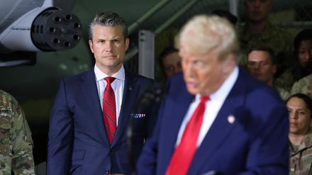 Harrison Township, Michigan, am 29. April 2025. Im Vordergrund US-Präsident Donald Trump. Pete Hegseth im Hintergrund.