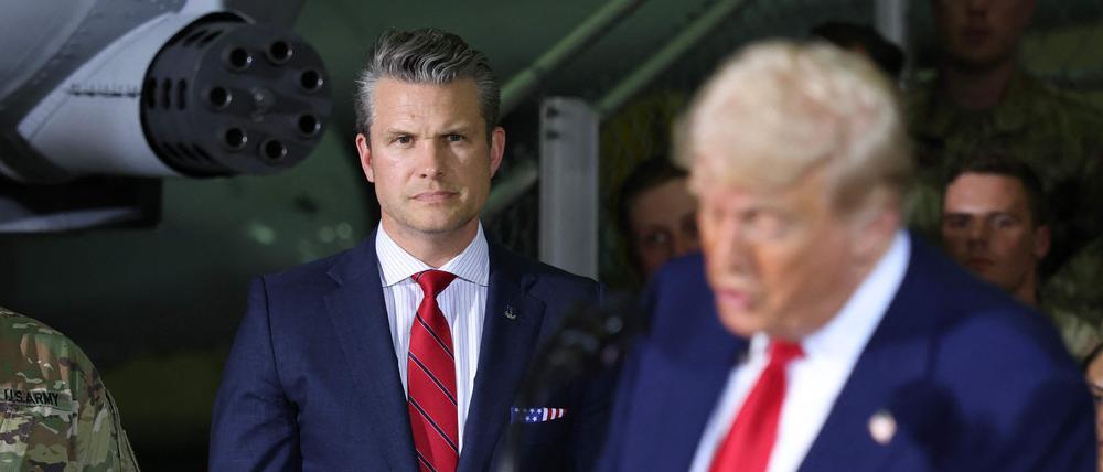 Harrison Township, Michigan, am 29. April 2025. Im Vordergrund US-Präsident Donald Trump. Pete Hegseth im Hintergrund.