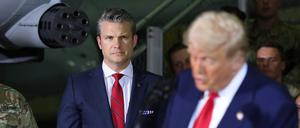 Harrison Township, Michigan, am 29. April 2025. Im Vordergrund US-Präsident Donald Trump. Pete Hegseth im Hintergrund.
