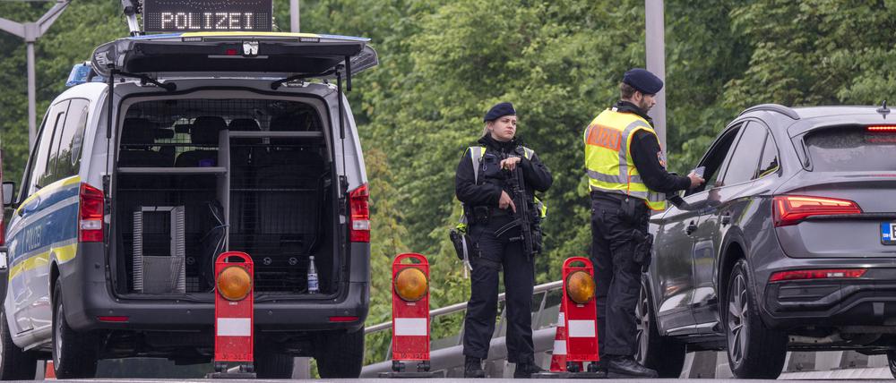 Bundespolizisten stehen am Grenzübergang zwischen dem Ort Freilassing (Deutschland) und der Stadt Salzburg (Österreich) auf der Saalachbrücke und kontrollieren die Einreise.