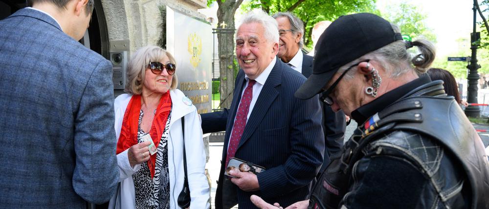 Der ehemalige DDR-Staatschef Egon Krenz kommt zu einem Empfang in der russischen Botschaft.